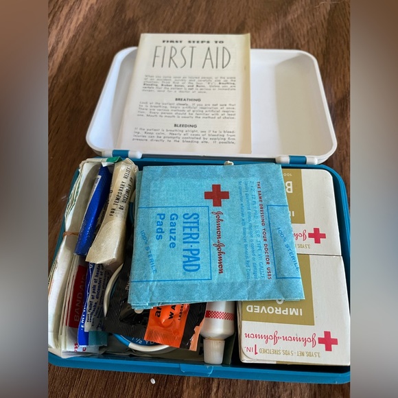 Vintage Johnson & Johnson first aid compact kit - Picture 2 of 4